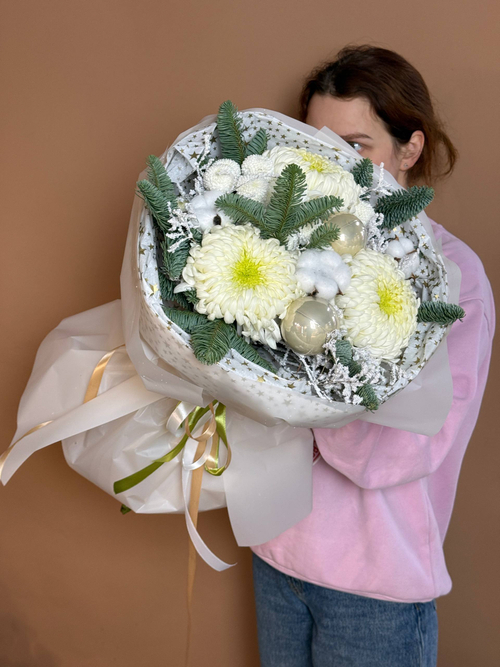 Букет "Зимняя Загадка" нобилис, хризантема, игрушки