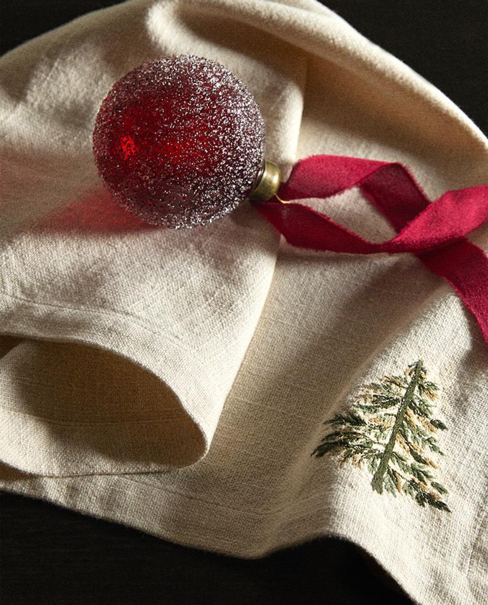 ZARA HOME КУХОННЫЕ ПОЛОТЕНЦА С РОЖДЕСТВЕНСКОЙ ВЫШИВКОЙ (НАБОР ИЗ 2 ШТ.), ЭКРЮ