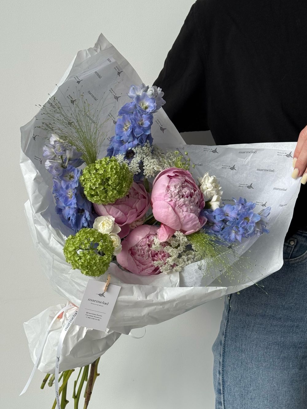 Букет из дельфиниума, пионов, паникума, амми и вибурнума