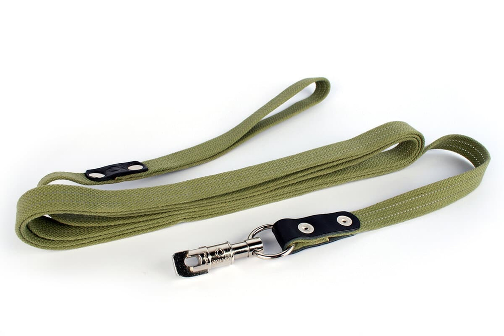 Поводок изготовлен из брезента.¶¶Качественный хромированный карабин и надежность в местах соединений