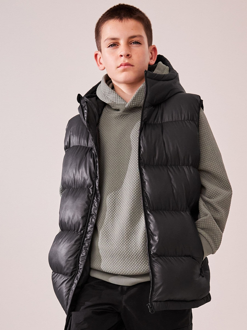 Жилет утепленный с капюшоном для мальчика Next Q96-674, Черный