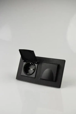 Розетка двойная с крышкой черная