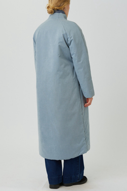 Зимнее пальто на запах из серо-голубой бархатистой мембраны