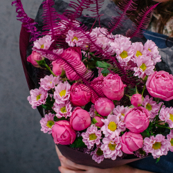 73. Нежный поэтичный дуо-букет с кустовыми розами и сантини