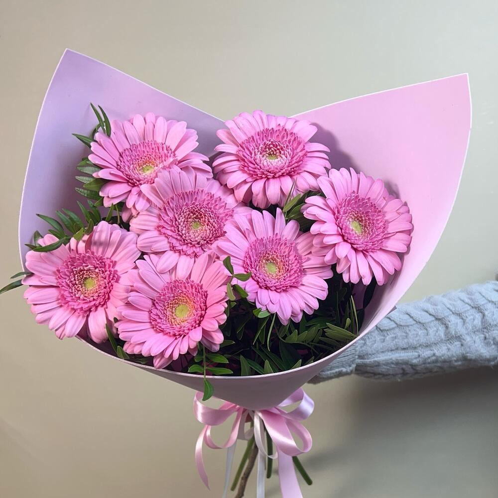 Нежный розовый букет из мини Гербер в упаковке с зеленью
