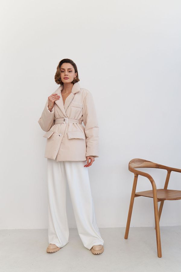 Куртка-пиджак на поясе цвета экрю