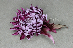 Брошь - темно-розовая хризантема из шелка и бархата