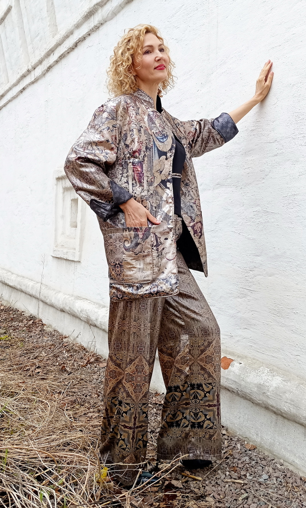 Комплект (двусторонний жакет и брюки) «Вечернее серебро» (коллекция "Сны белого камня"), по мотивам белокаменной резьбы домонгольских соборов Владимирской земли