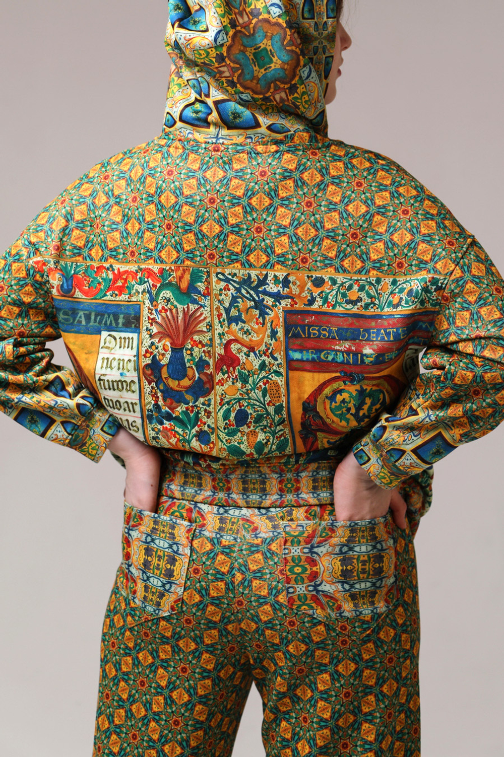 Комплект (зип худи и брюки), по мотивам иллюстраций из Испанского Часослова начала 16 века