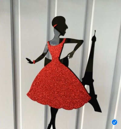 Девушка и Эйфилева башня