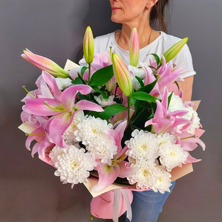 Авторский букет с лилиями