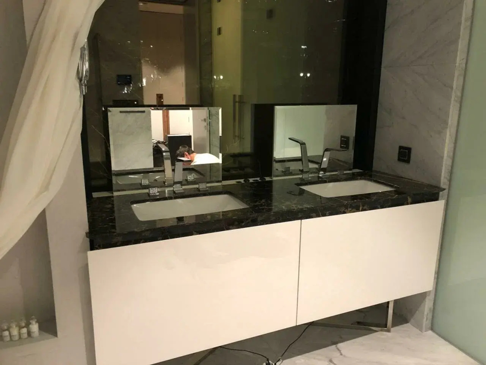 Навесная тумба с двойной раковиной и мраморной столешницей для ванной комнаты