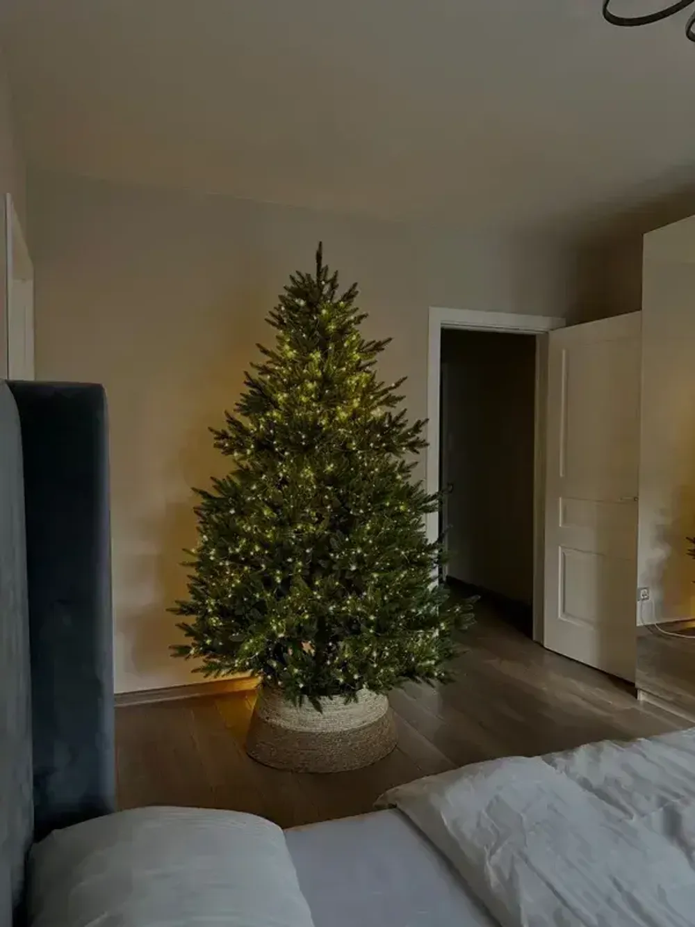 Елка с гирляндой встроенной «Сириус» (Литая хвоя) от 1,8 м до 2,7 м