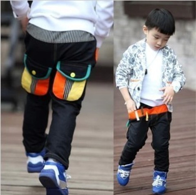 Джинсы с разноцветной отделкой и накладными карманами