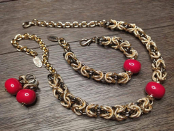 Колье Византия биколор:золото и графит с красным плоским жемчугом Майорка