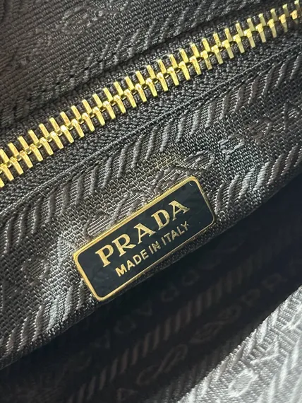 Кожаная средняя сумка Prada Bonnie белый