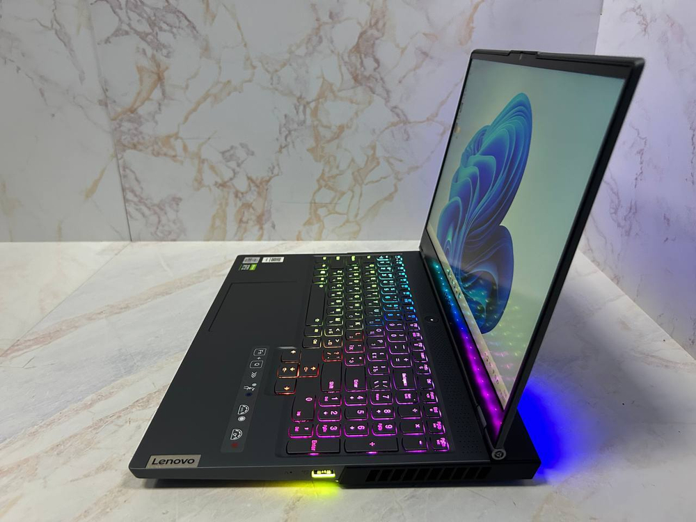 Ноутбук Lenovo Legion 7-15IMHg05 Intel Core i7 10875Н 2.3 ГГц/16 ГБ/1024 ГБ SSD/nVidia GeForce RTX 2070 8 ГБ Max-Q Design/Windows 11 Домашняя/15.6"/1920x1080 пикс. 144Hz