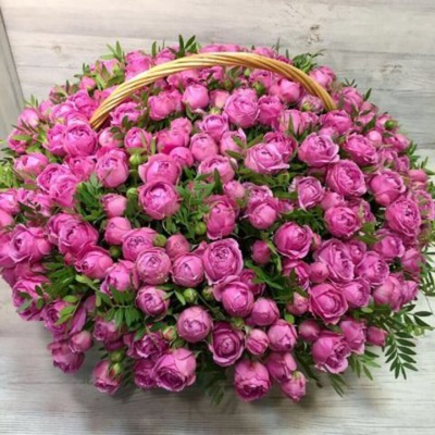 Корзина с пионовидными розами + зелень
