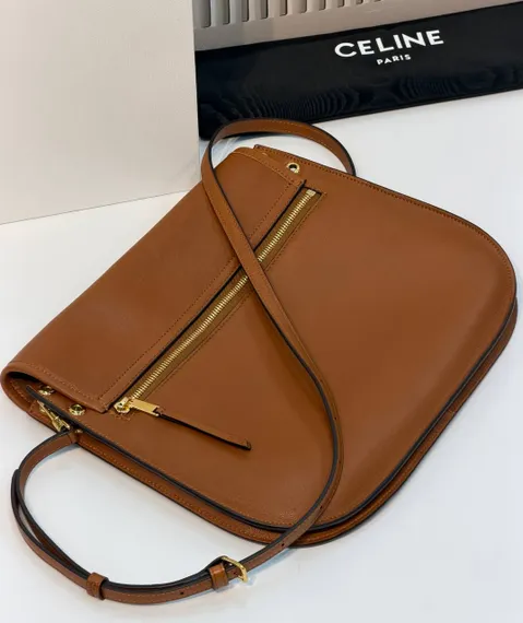 Сумка CELINE SOFT TRIOMPHE BESACE IN SUPPLE SHINY LAMBSKIN