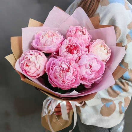 Букет из 7 пионов