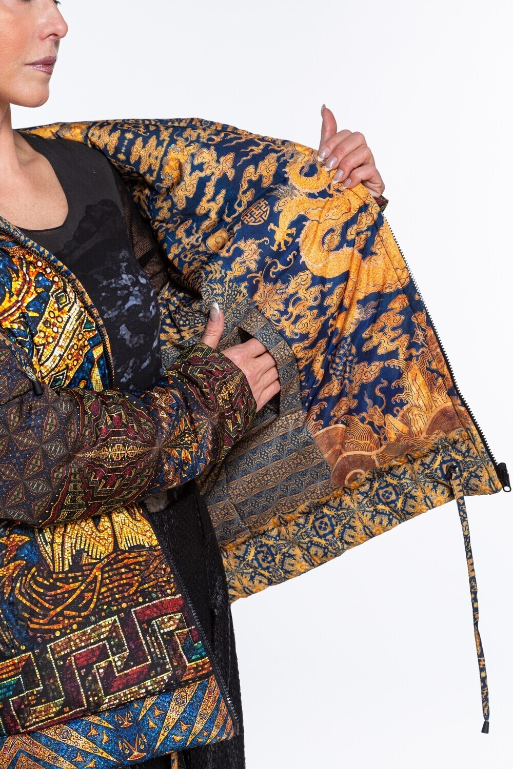 Двусторонняя куртка «Легенда», по мотивам фрагмента мозаики "Пеликан" в Ахенском соборе и рисунков китайского дракона.