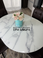 Круглый стеклянный раздвижной стол "Серый мрамор 262" и стулья "ГУЧИ" коричневый