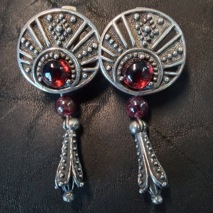 Серьги "Луннички с камнями и привесками".