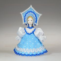Малая подвесная кукла в большом кокошнике