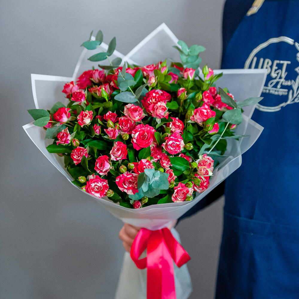 Букет ярких кустовых роз в светлом оформлении