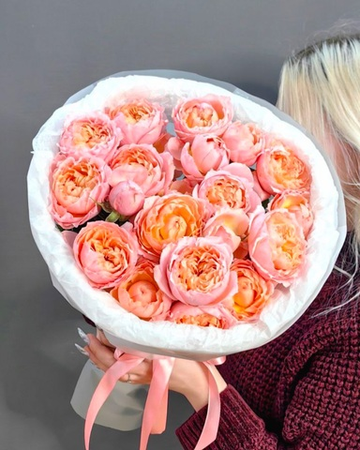 Букет с 7 кустовыми пионовидными розами "Julietta"