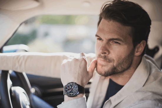 Мужские часы японского бренда Casio модель Edifice ECB-950DC-1A на свету