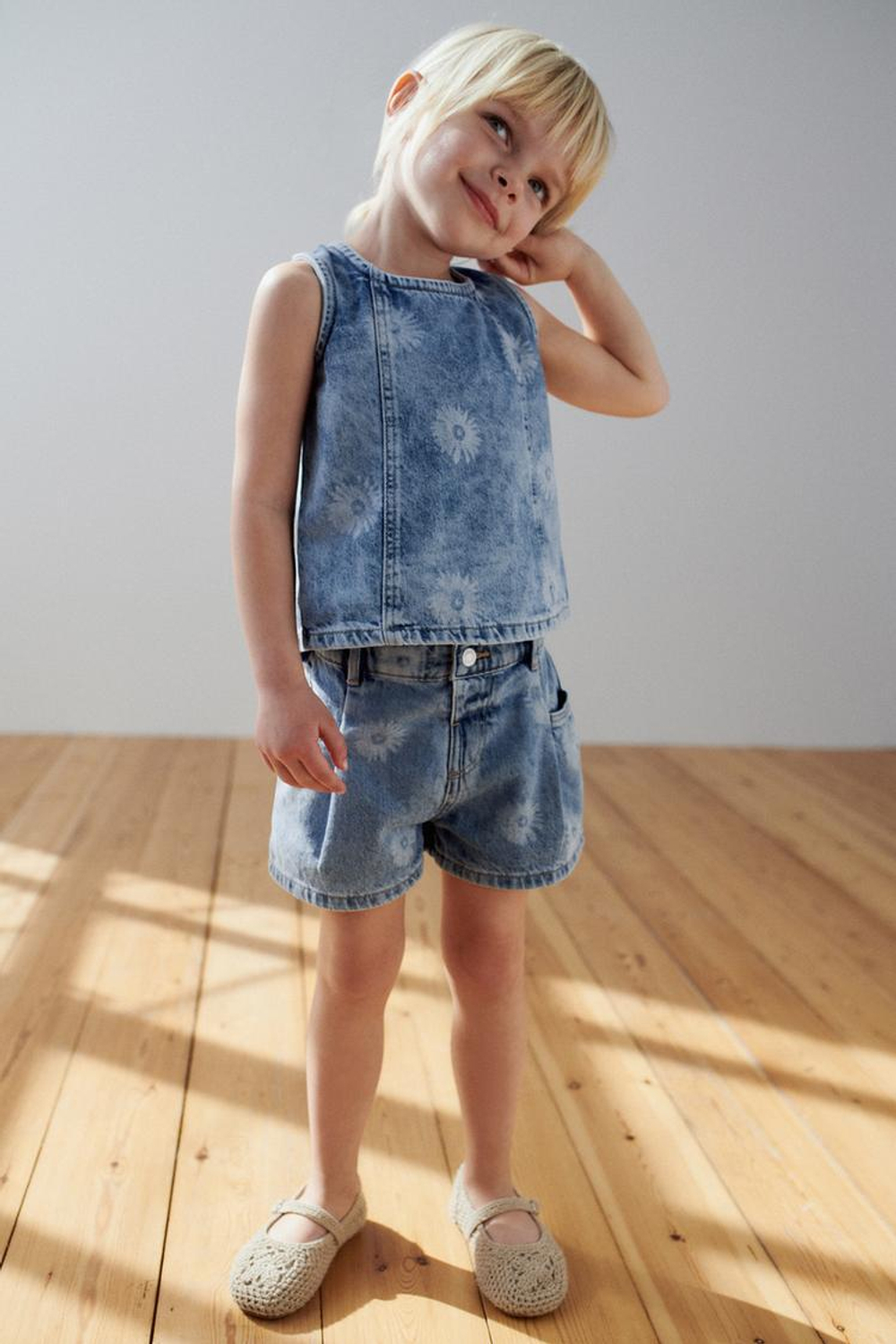 ZARA ДЖИНСОВЫЙ ТОП С ЦВЕТОЧНЫМ ПРИНТОМ, ГОЛУБОЙ