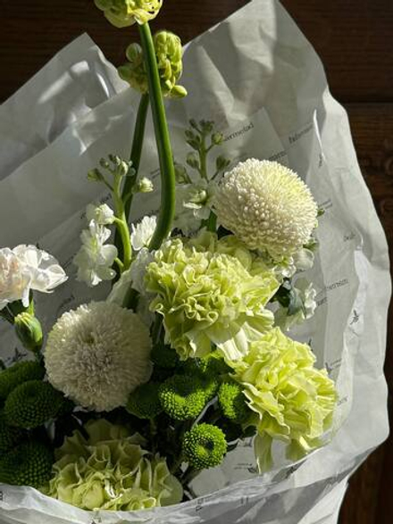 Кулек из диантусов, хризантемы, орнитогалума и маттиолы