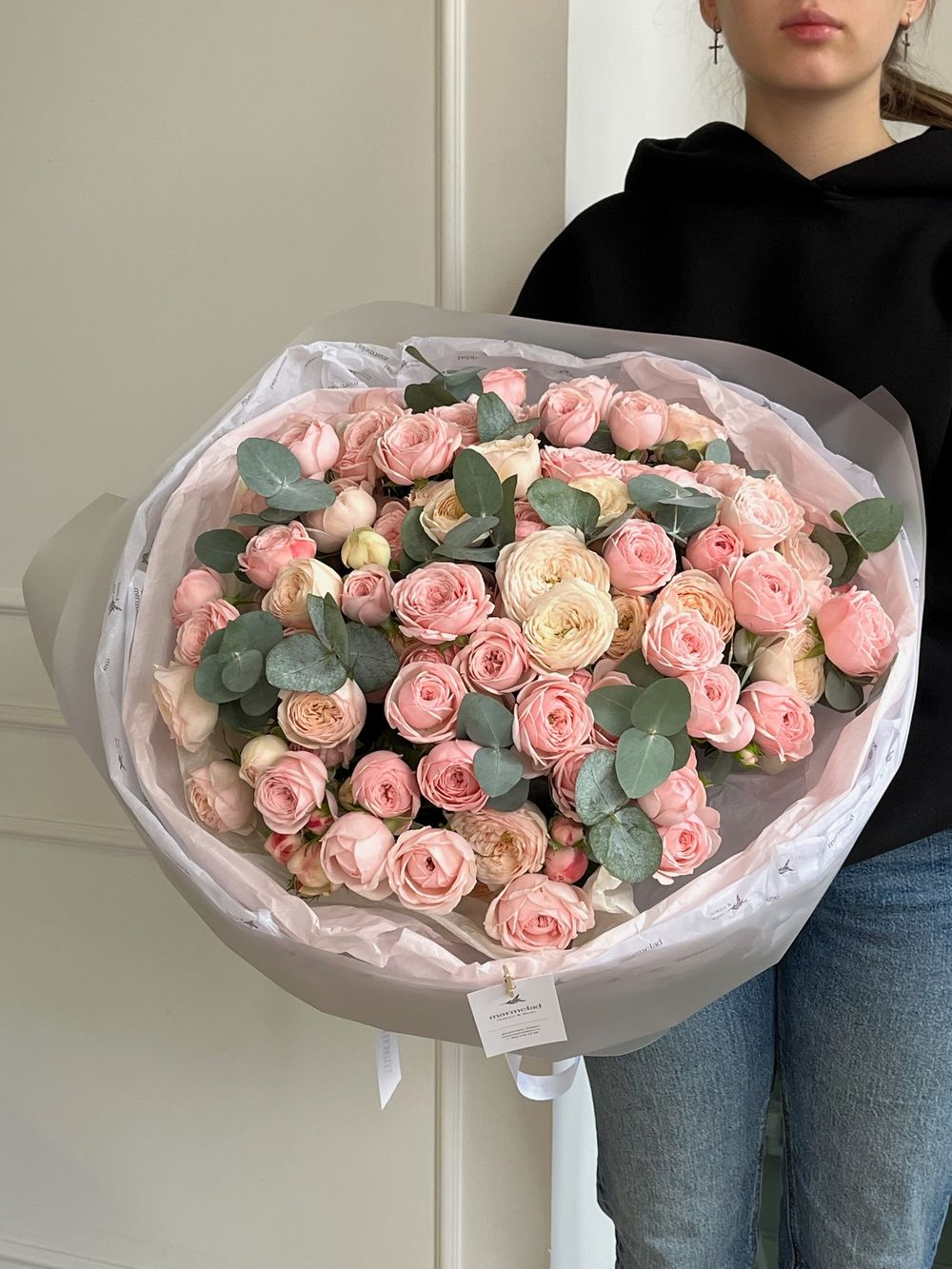 Гранд букет из кустовой пионовидной розы и эвкалипта