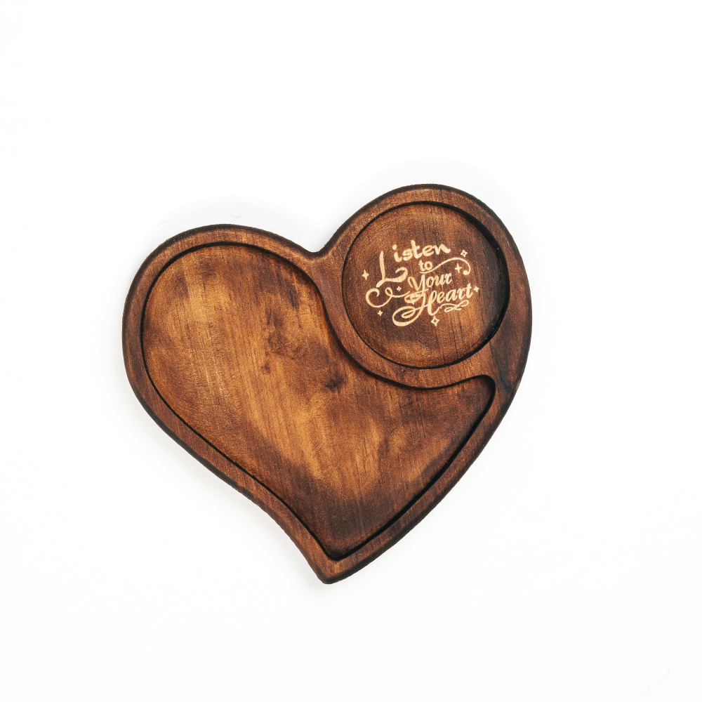 Менажница из кедра для подачи блюд и закусок с гравировкой "Listen to your heart"