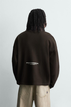 ZARA ТОЛСТОВКА С ПРИНТОМ И ВОРОТНИКОМ НА МОЛНИИ, ШОКОЛАДНО-КОРИЧНЕВЫЙ