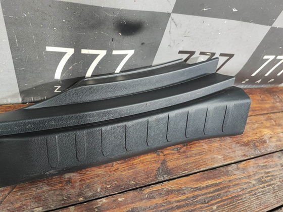 Кожух замка багажника Toyota RAV4 V (XA50) 18-нв Б/У Оригинал 5838742090C0