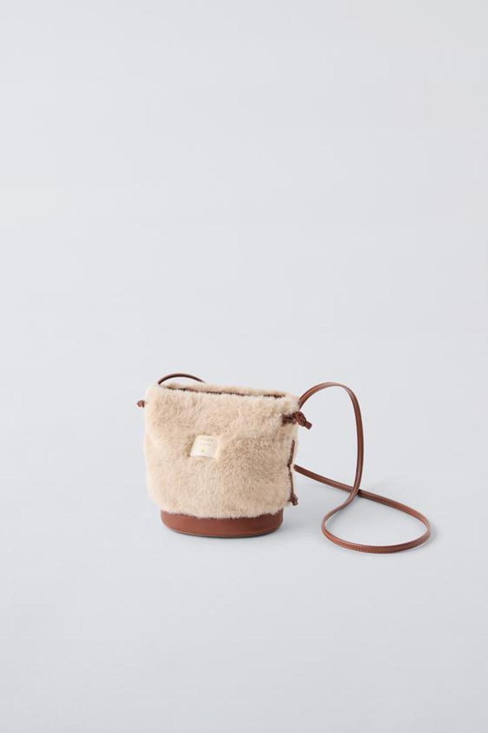 ZARA СУМКА-МЕШОК ИЗ ИСКУССТВЕННОГО МЕХА С ПЛЕЧЕВЫМ РЕМНЕМ, ЭКРЮ