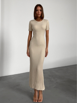 Платье вязаное, с короткими рукавами, с завязкой