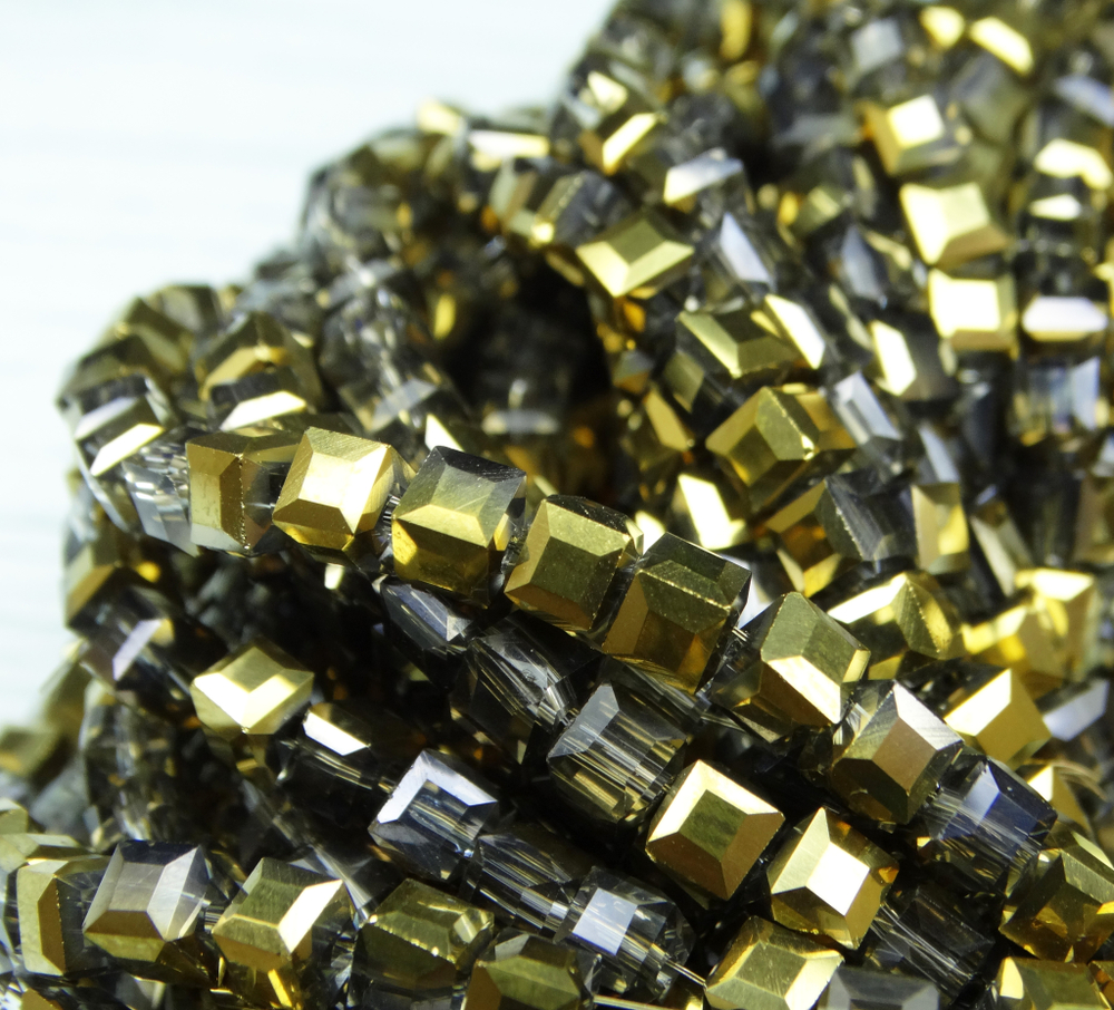 БВ054ДН4 Хрустальные бусины квадратные, прозрачный с золотым металлик AB, 4 мм, кол-во: 44-45 шт.