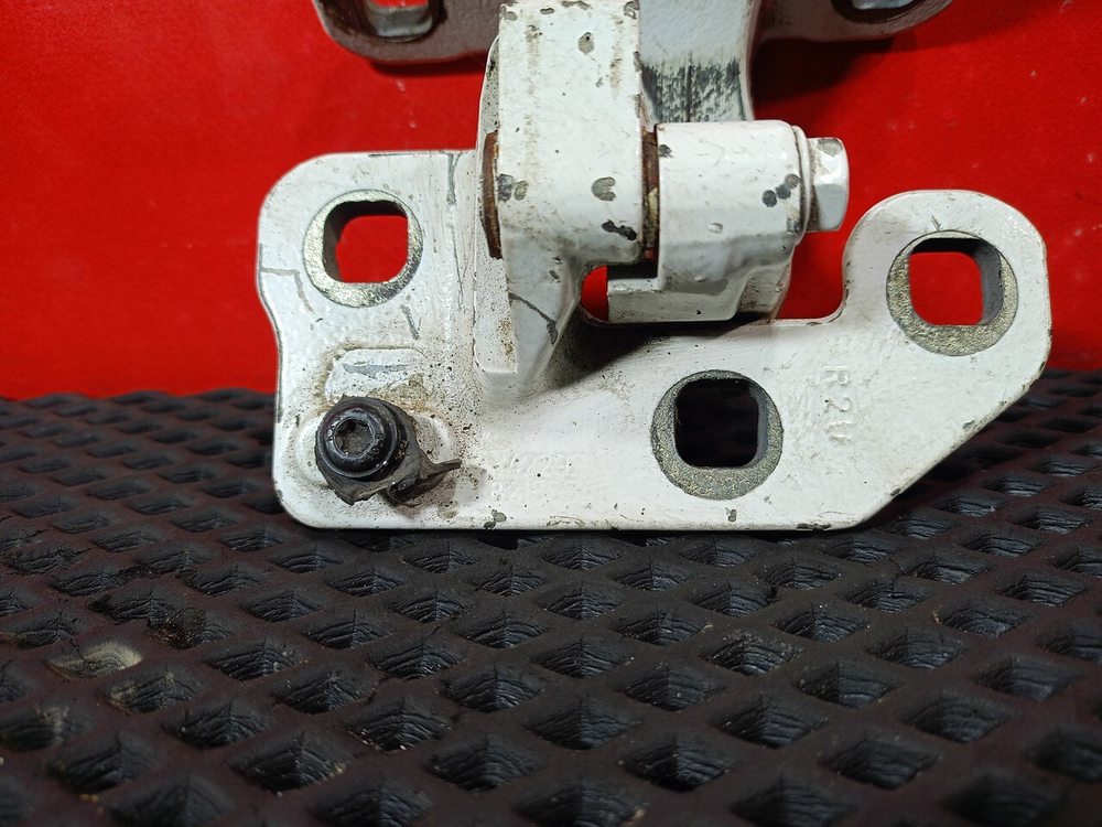 Петля двери правой