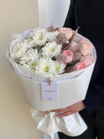 Сборный букет из белоснежной хризантемы, кустовой пионовидной розы и скиммии