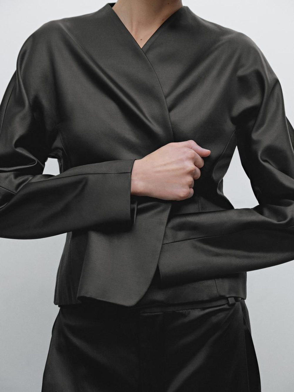 Massimo Dutti Короткий атласный блейзер - Studio, черный