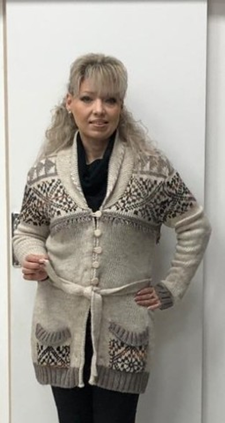 Жакет-кофта оригинальной расцветки, на пуговицах