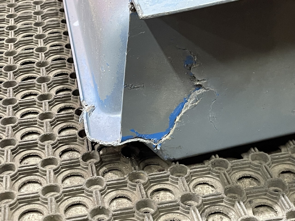 Корпус подножек правый