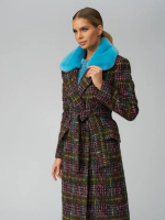 Пальто из цветного твида с меховым воротником и поясом