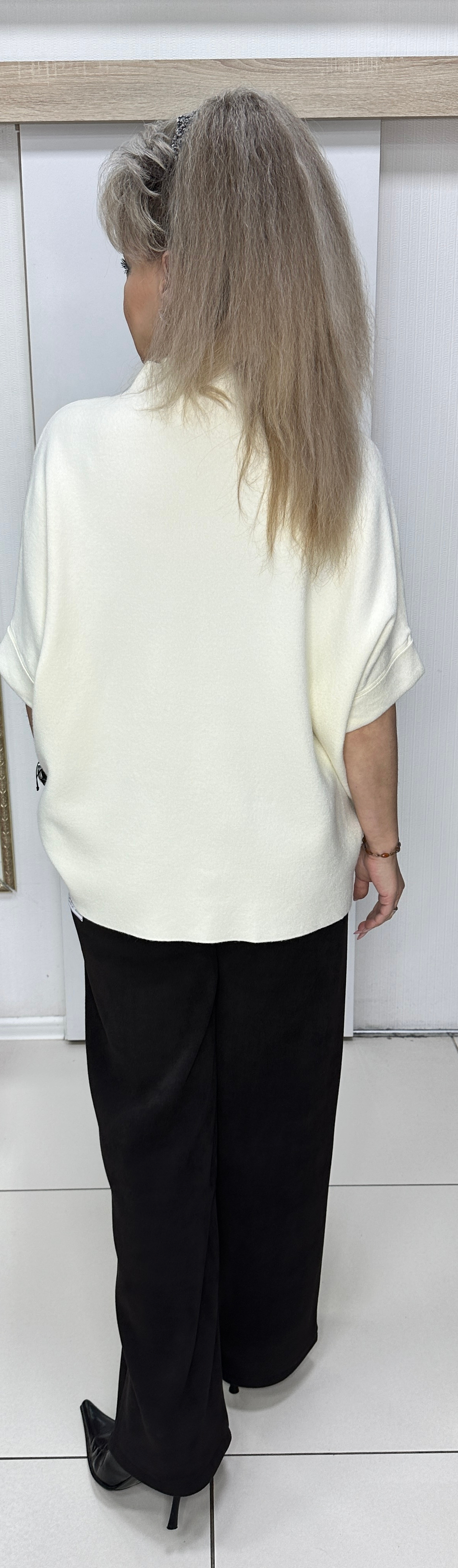 Белый джемпер с изображением цветка