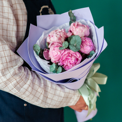 5 пионов Сара Бернар с эвкалиптом