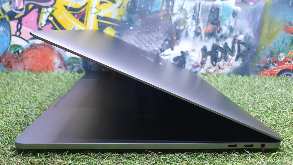 Apple MacBook Pro 15 2018 (A1990) Retina i7/16Gb/22 цикла