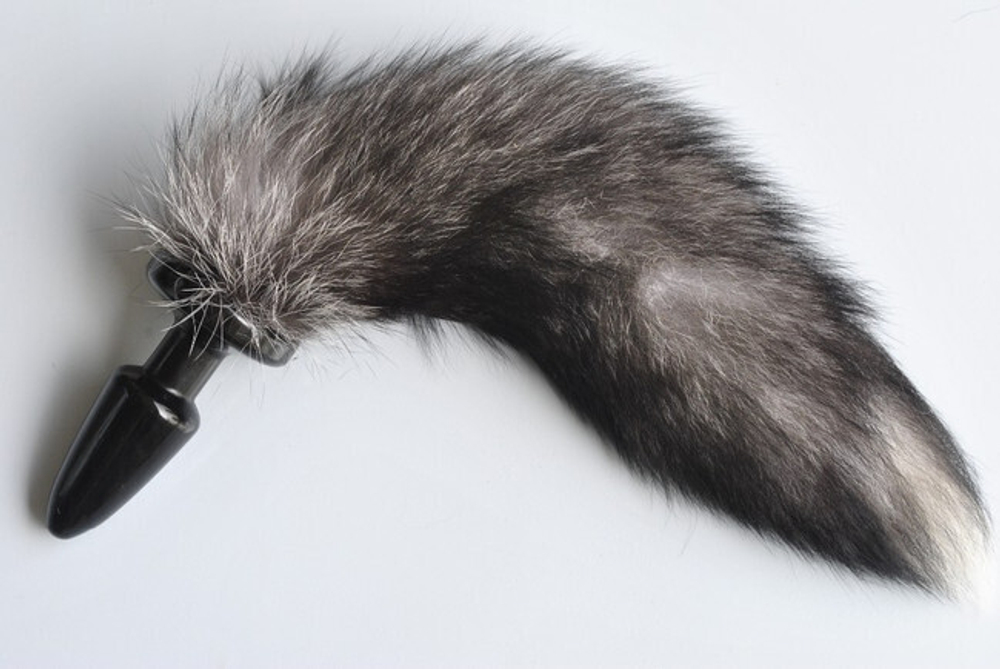 Анальная пробка силиконовая черного цвета с cерым лисьим хвостом (Цвет: черный с серым)